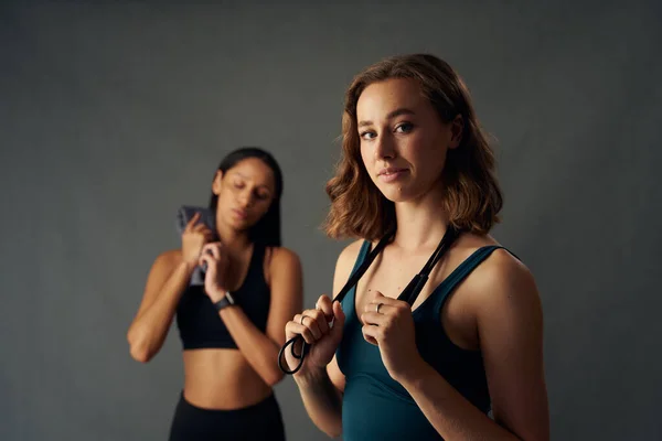 Selbstbewusste Junge Frauen Sportkleidung Halten Springseil Über Die Schulter Während — Stockfoto