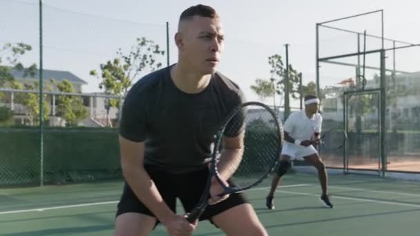 在体育场打网球练习赛中 身穿运动服的年轻运动员打双打比赛 — 图库视频影像