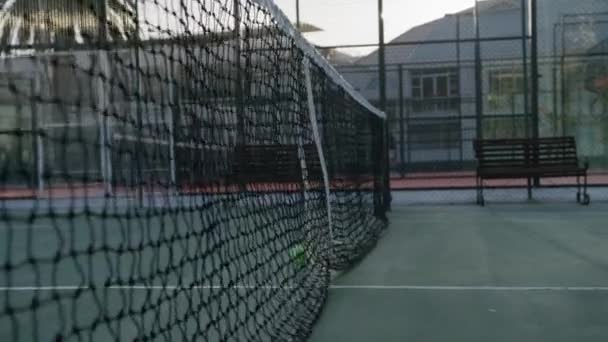 Młody Birasowy Mężczyzna Odzieży Sportowej Podnoszenie Piłki Tenisowej Siatce Podczas — Wideo stockowe