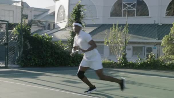 在体育场打网球练习赛中 身穿运动服的年轻运动员打得很好 — 图库视频影像