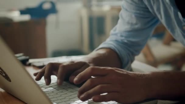 사무실에서 노트북으로 타이핑하는 팔꿈치에 기대어 셔츠를 코카서스 청년의 — 비디오