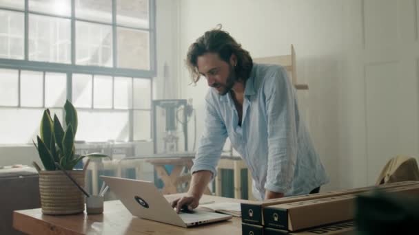 Gömlekli Genç Beyaz Adam Dizüstü Bilgisayar Kullanıyor Defterine Ofisteki Malların — Stok video