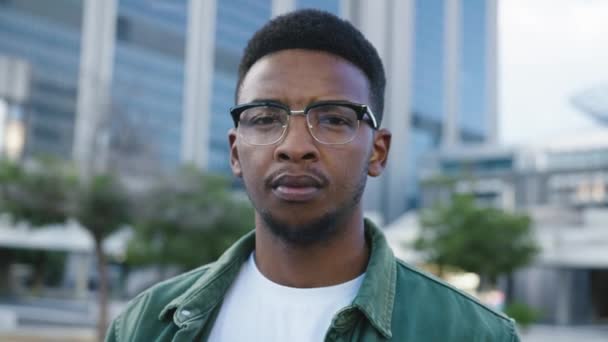 Gündelik Giysiler Giyen Genç Siyahi Adamın Portresi Sokakta Kameraya Bakıyor — Stok video