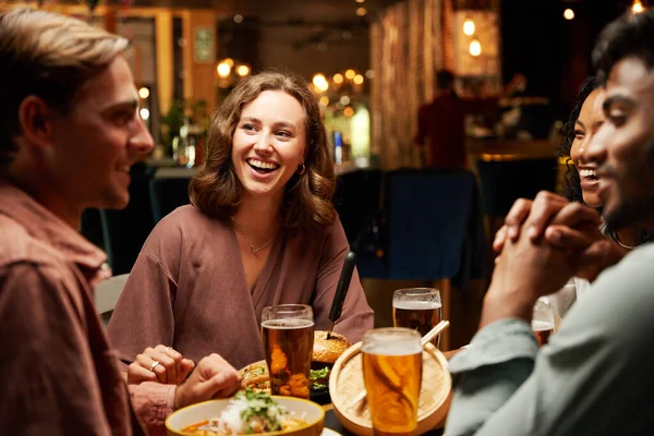 Sıradan Kıyafetler Giyen Gülen Barda Akşam Yemeğinin Tadını Çıkaran Mutlu — Stok fotoğraf
