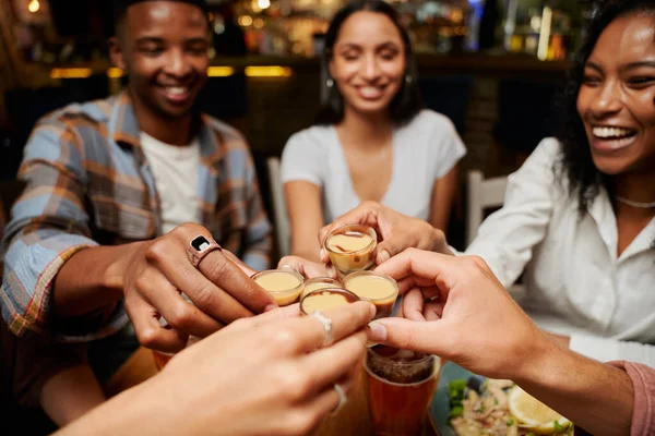 年轻的多种族朋友们身着休闲装 在餐馆里举杯庆祝 — 图库照片