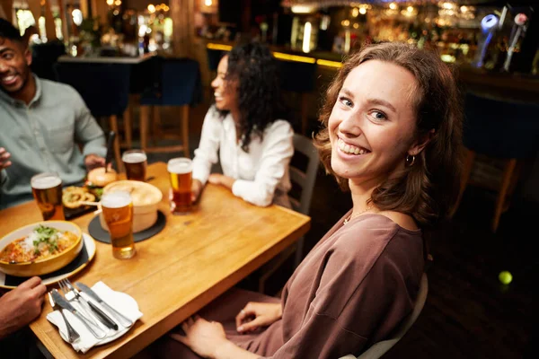 Bardaki Masada Oturan Gündelik Kıyafetler Giyen Mutlu Genç Çok Irklı — Stok fotoğraf
