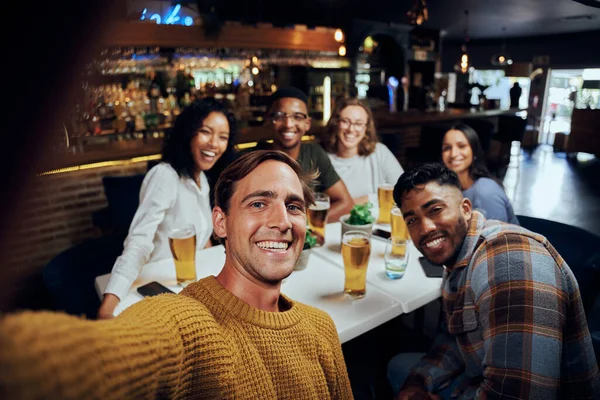 Junge Multiethnische Gruppe Von Freunden Lässiger Kleidung Lächelt Während Sie — Stockfoto