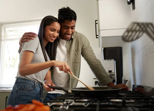 Happy Young Biracial Couple Wearing Casual Clothing Cooking Food Saucepan — Stock Photo, Image