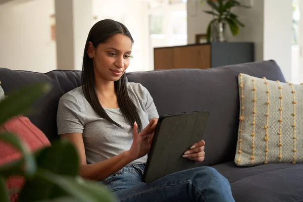 Zufriedene Junge Frau Freizeitkleidung Mit Digitalem Tablet Auf Sofa Wohnzimmer — Stockfoto