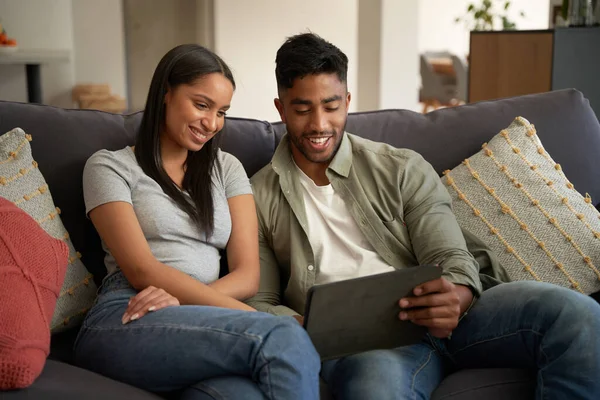 Glückliches Junges Paar Lässiger Kleidung Sitzt Hause Mit Digitalem Tablet — Stockfoto