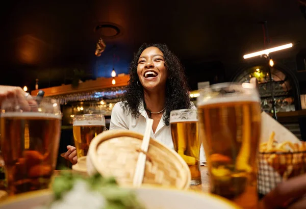 バーで食事をするカジュアルな服を着ている友人の幸せな若い多人種グループのクローズアップ — ストック写真
