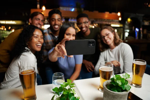 Barda Cep Telefonuyla Selfie Çekerken Günlük Giysiler Giyen Genç Çok — Stok fotoğraf