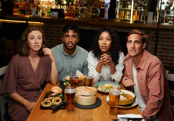 Schockierte Junge Multiethnische Gruppe Von Freunden Lässiger Kleidung Genießen Abendessen — Stockfoto
