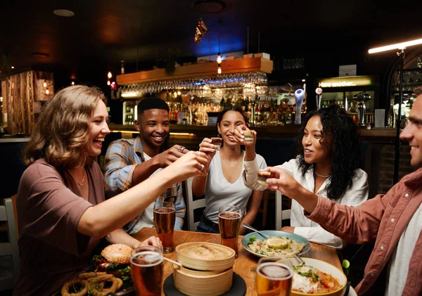Joven Grupo Multirracial Amigos Con Ropa Casual Disfrutando Cena Restaurante —  Fotos de Stock