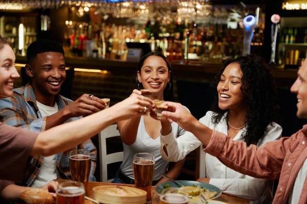 Joven Grupo Multirracial Amigos Con Ropa Casual Disfrutando Cena Restaurante — Foto de Stock