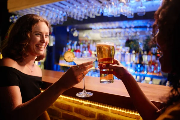 Junge Frauen Abendkleid Lächeln Bei Festlichem Toast Mit Drinks Der — Stockfoto