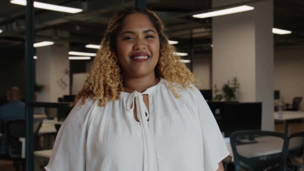 Portré Boldog Középkorú Fekete Üzleti Ruházat Mellett Íróasztal Vállalati Irodában — Stock videók