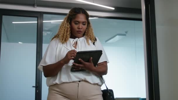 Femeie Neagră Adultă Mijlocie Bluză Scriind Tableta Digitală Timp Plimbă — Videoclip de stoc