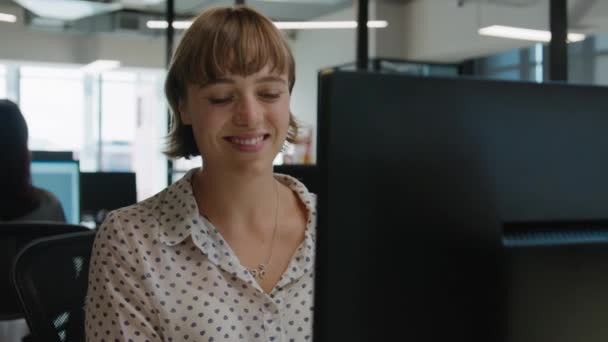 在公司办公室里 快乐的年轻高加索女人穿着商务服装 在办公桌前使用电脑 — 图库视频影像