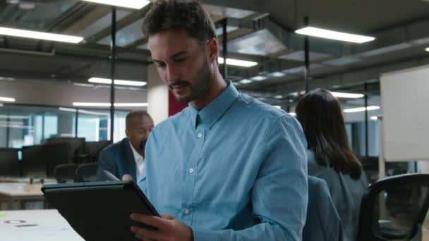 Quatro Pessoas Negócios Multirraciais Negócios Usando Tablet Digital Durante Reunião — Vídeo de Stock