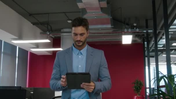 Junger Kaukasier Businesskleidung Mit Digitalem Tablet Läuft Und Winkt Firmenbüro — Stockvideo