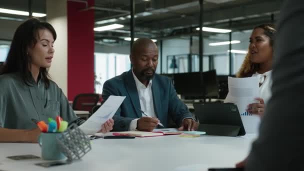 Group Multiracial Colleagues Businesswear Digital Tablet Talking Corporate Meeting Boardroom — Stock Video