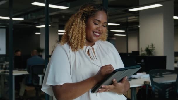 Happy Mid Adult Black Woman Writing Digitized Pen Digital Tablet — Stock Video
