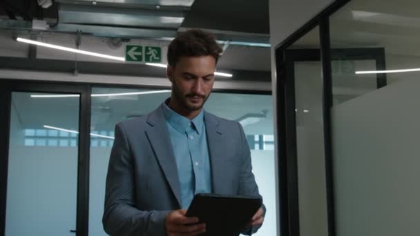 Şirketin Koridorunda Yürürken Dijital Tablet Kullanan Hayatında Odaklanmış Beyaz Bir — Stok video
