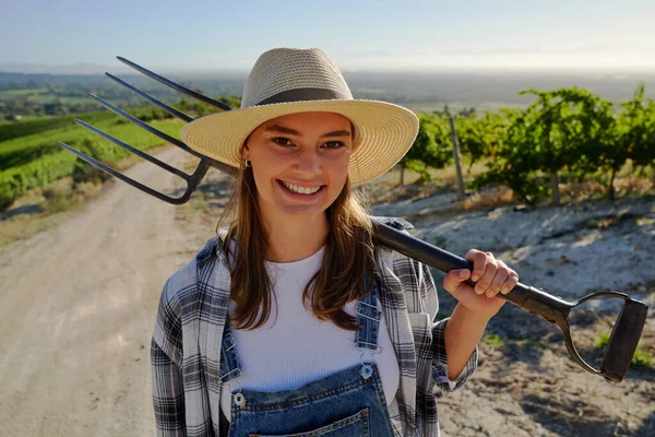 Happy Young Caucasian Woman Wearing Casual Clothing Holding Pitchfork Dirt — Stock Photo, Image