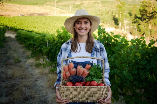 年轻的高加索女人穿着休闲装 提着篮子 在农场收获水果和蔬菜 — 图库照片