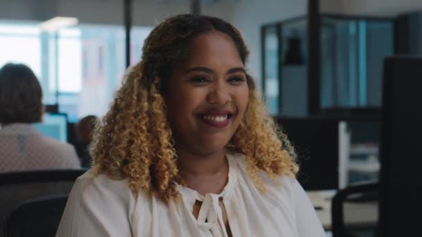 企業のオフィスの机でコンピュータを使用してビジネスウェアで幸せな大人の黒人女性 — ストック動画