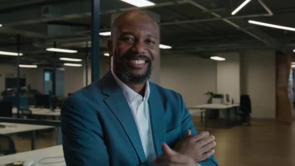 Yerindeki Olgun Siyahi Adam Şirket Ofisindeki Masa Başına Bakıyor — Stok video
