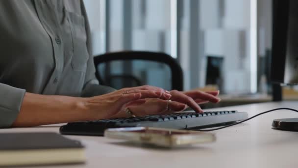 사무실에서 책상에서 컴퓨터를 셔츠에 코카서스 여성의 클로즈업 — 비디오