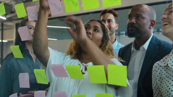 Grupo Empresários Multirraciais Conversando Usar Notas Adesivas Durante Reunião Escritório — Vídeo de Stock
