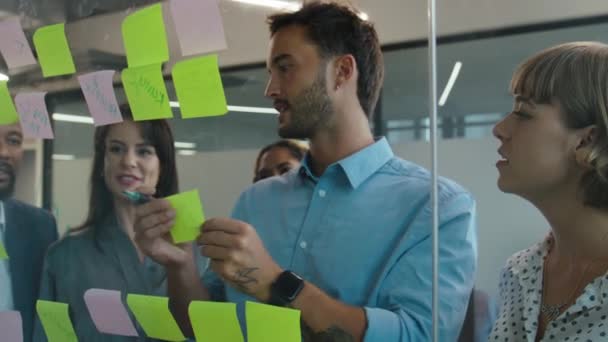 Grupo Pessoas Multirraciais Negócios Falando Usar Notas Adesivas Durante Reunião — Vídeo de Stock