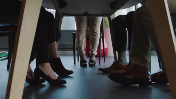 Detailní Záběr Nohy Multiraciální Skupiny Podnikatelů Sedících Konferenčního Stolu Během — Stock video