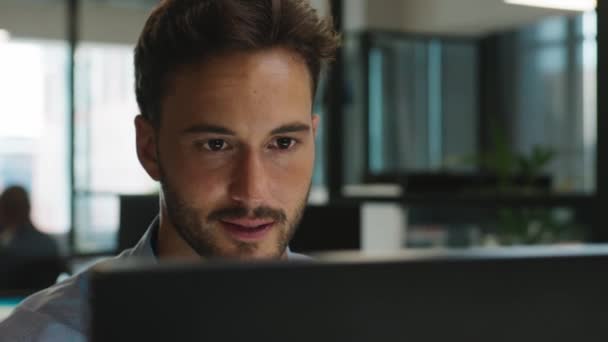 Şirket Ofisinde Bilgisayar Kullanan Beyaz Gömlekli Genç Bir Adam — Stok video