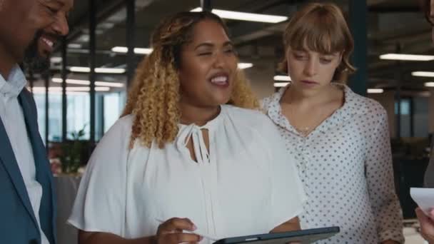 Ofiste Dijital Tablet Kullanırken Toplantı Sırasında Gülümseyen Konuşan Çok Irklı — Stok video