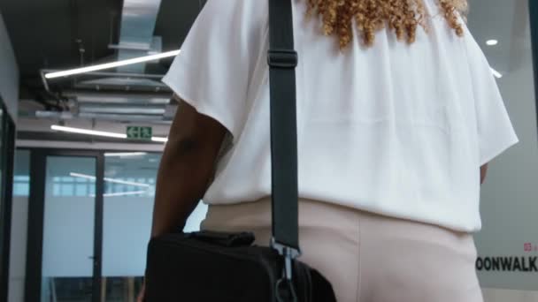 Вид Сзади Среднюю Взрослую Черную Женщину Блузке Сумкой Ноутбука Идущую — стоковое видео