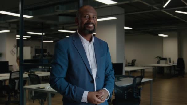 Hayatında Olgun Siyah Bir Adam Gülümsüyor Şirket Ofisindeki Masalardan Kameralara — Stok video