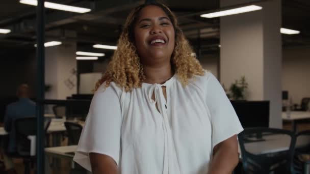 Portretul Femeii Negre Mijlocul Anului Fericită Brațele Încrucișate Lângă Birou — Videoclip de stoc