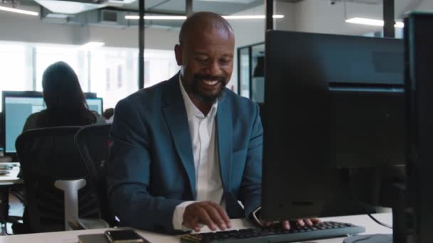 Счастливого Взрослого Черного Мужчину Деловой Одежде Печатающего Компьютере Столом Корпоративном — стоковое видео