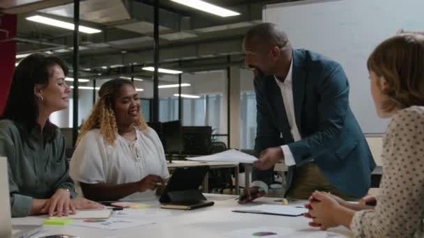 사무실에서 사업에 동료의 다인종 — 비디오