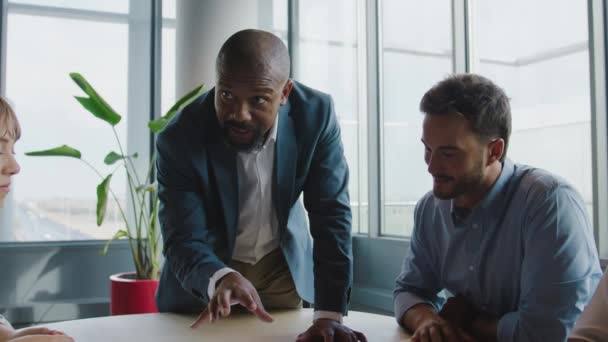 Gruppe Multiethnischer Geschäftsleute Diskutiert Und Klatscht Während Eines Treffens Amt — Stockvideo