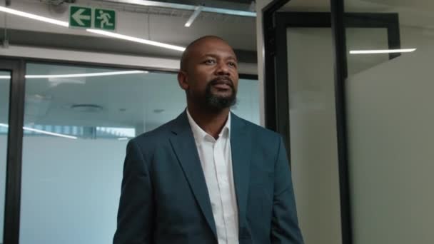 Yerinde Sakallı Iyi Giyimli Siyahi Bir Adam Şirket Ofisinde Koridorda — Stok video