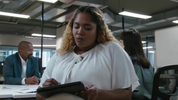Fyra Fokuserade Multietniska Medarbetare Företagskläder Som Använder Digitala Surfplattor Företagsmötet — Stockvideo
