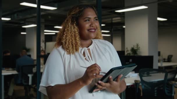 Mid Adult Black Woman Writing Digitized Pen Digital Tablet Next — Stock Video