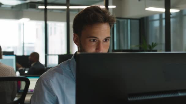 Jovem Caucasiano Homem Camisa Usando Computador Mesa Escritório Corporativo — Vídeo de Stock