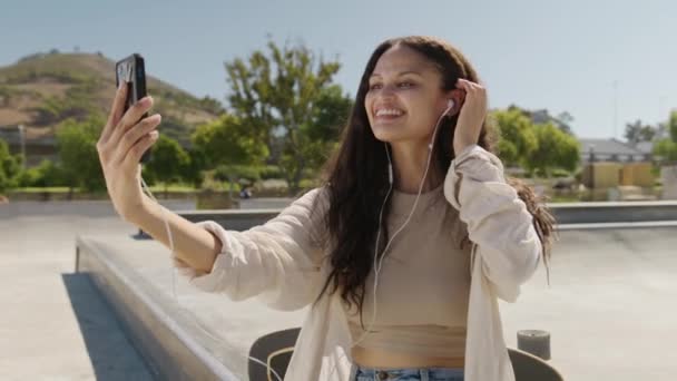 Junge Multiethnische Frau Lässiger Kleidung Macht Selfie Mit Handy Skatepark — Stockvideo