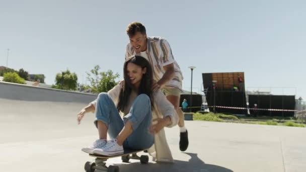 스케이트 공원에서 스케이트 보드에 캐주얼 다인종 — 비디오